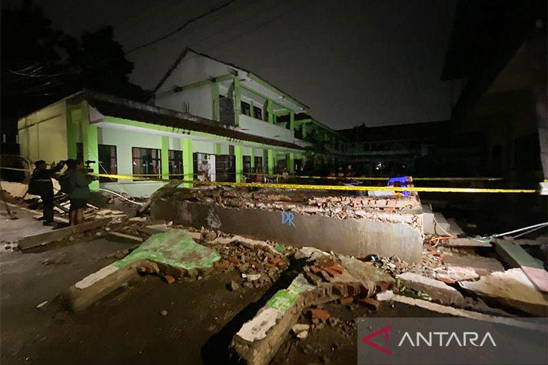 Gelar Olah TKP Ambruknya Tembok MTsN 19, Polresto Jaksel Libatkan Puslabfor Polri