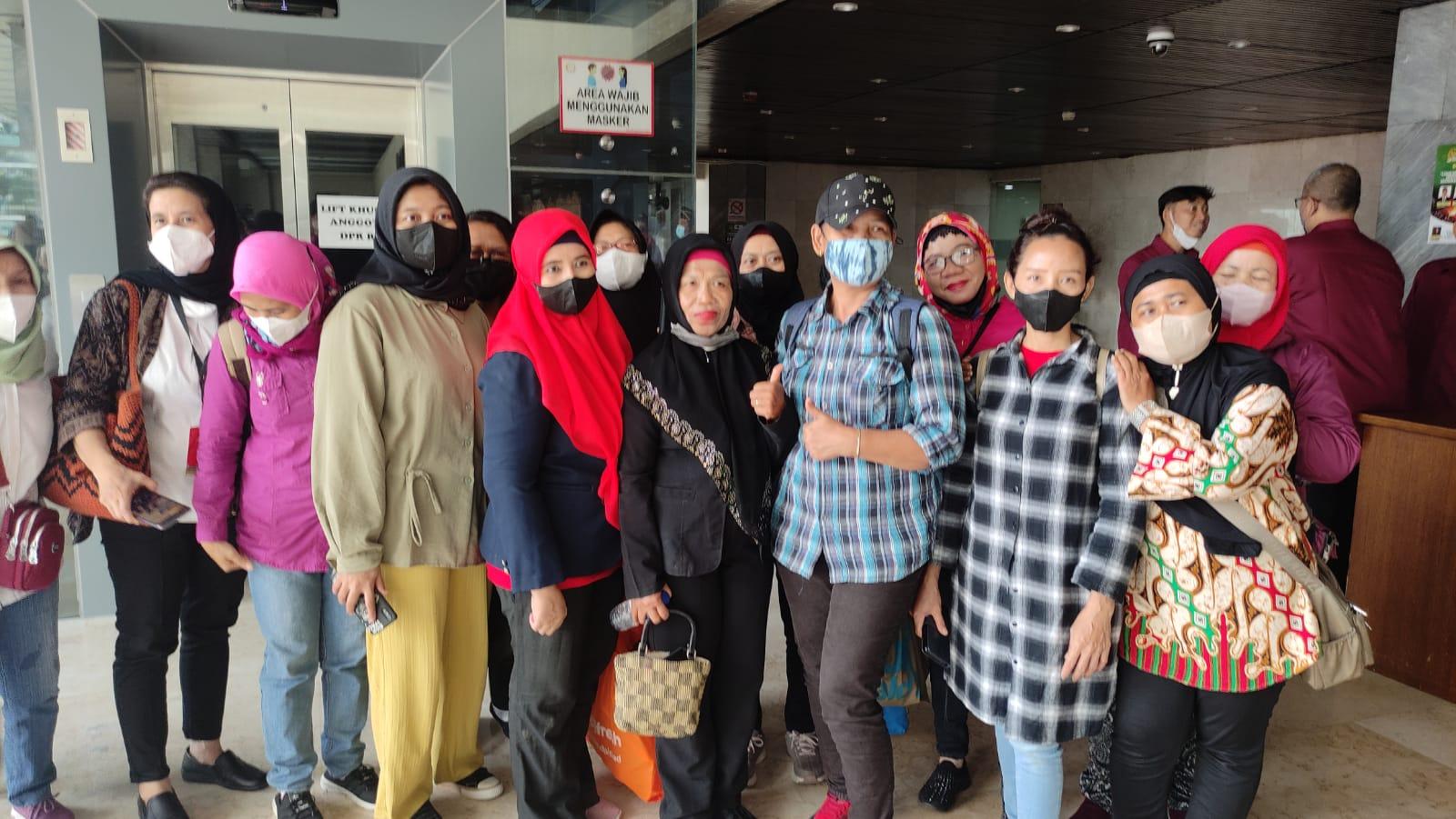 Sorak Sorai PRT Sambut Penetapan RUU PPRT Jadi Inisiatif DPR