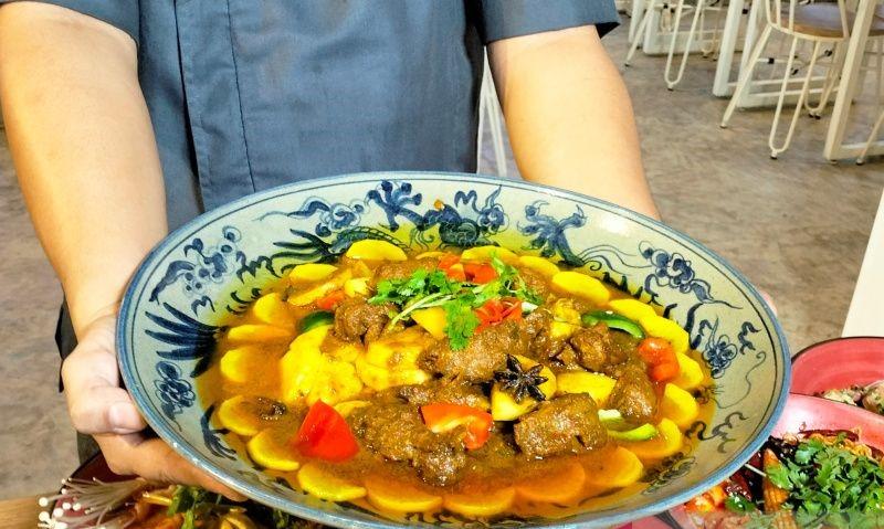 Intip Duck Dapanji Ala Muslim Uyghur di Kota Gibran