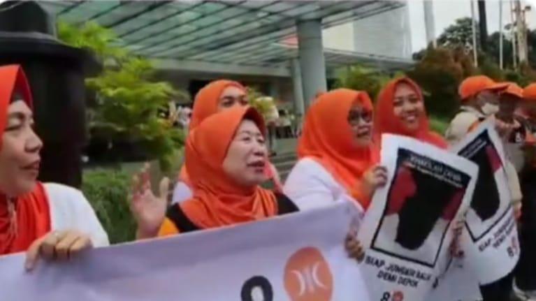 Margonda Dipenuhi Warna Oren, Ribuan Kader PKS Kawal Bacaleg ke KPU Depok