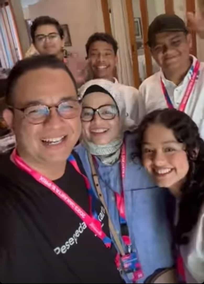 Anies Baswedan Unggah Foto Kalung Tiket Formula E Bersama Keluarga