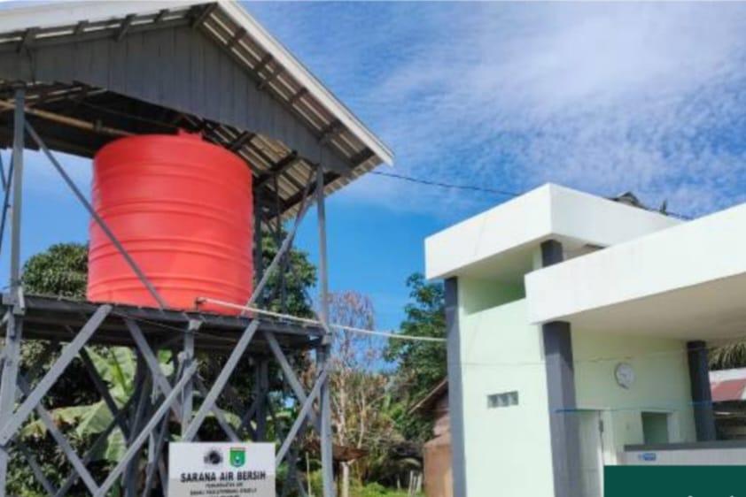 Arutmin Bangun 1.350 Meter Pipa Air Bersih di Tanah Bumbu