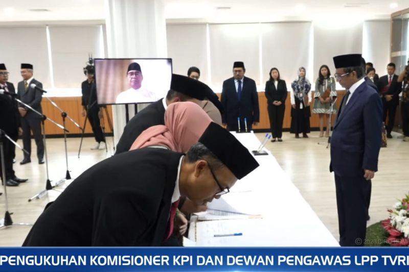 Mahfud MD Kukuhkan 9 Anggota KPI Pusat dan 5 Dewas TVRI