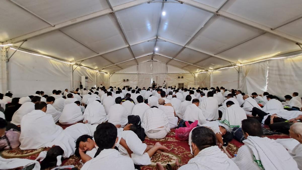 Petugas Haji Siap Siaga Dampingi Jemaah Wukuf di Arafah