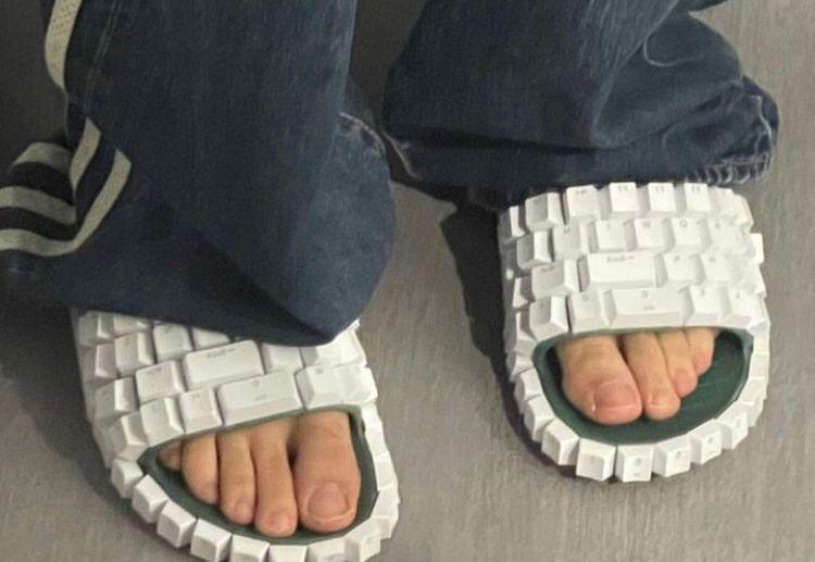 Unik! Seniman Indonesia Bikin Produk Fashion dari Keyboard Bekas, Laku hingga ke Mancanegara