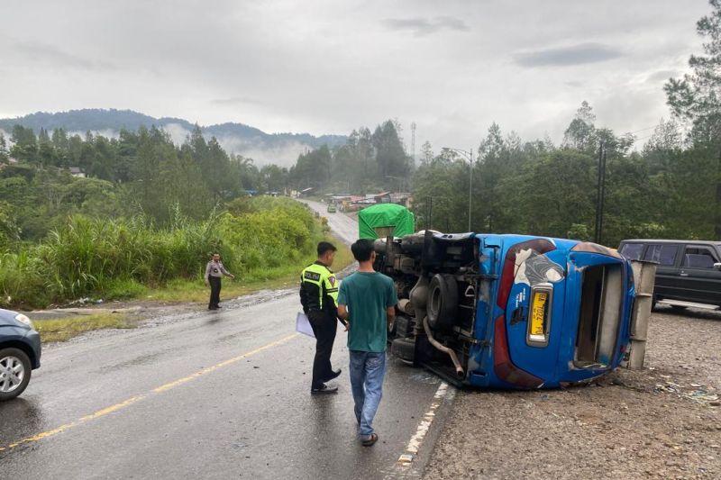 Bus Tabrak Motor hingga Terbalik di Solok, 8 Orang Terluka