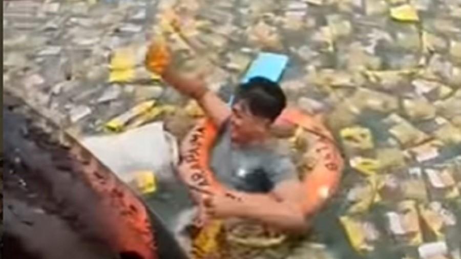 Ribuan Migor Kemasan Mengapung di Laut, Netizen: Jiwa Emak-emakku Meronta!