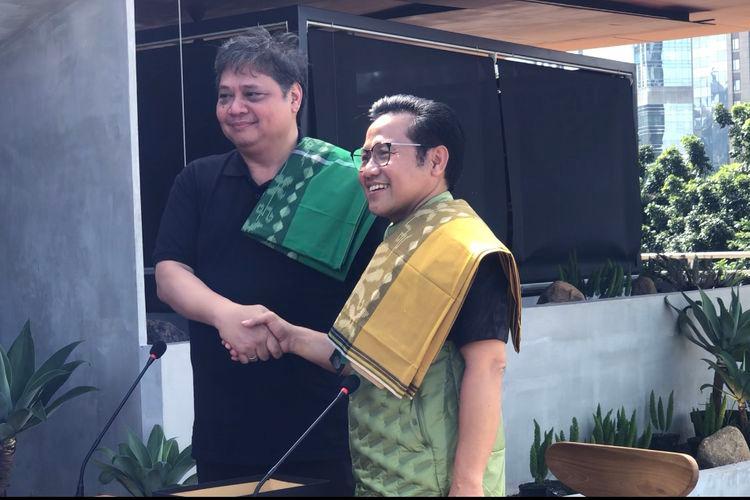 Tanda Mata Airlangga untuk Cak Imin: Sarung Dua Warna