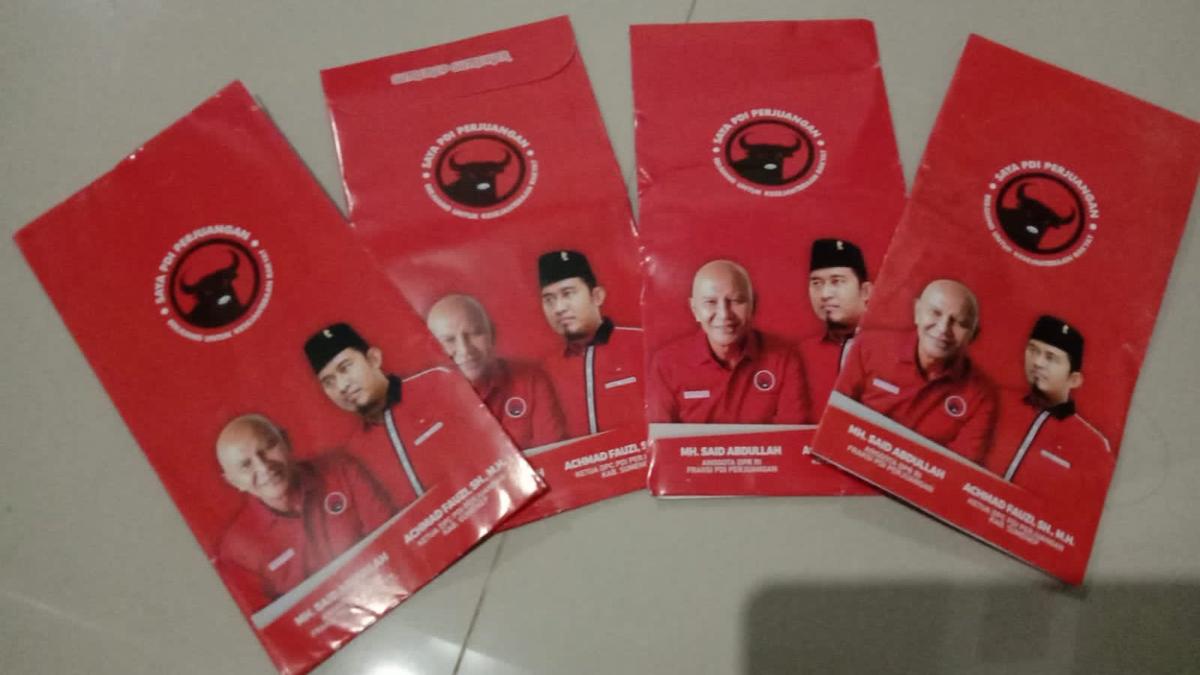Viral! Jemaah Tarawih di Sumenep Dapat Amplop Bergambar Kader PDIP Isinya Rp300 Ribu