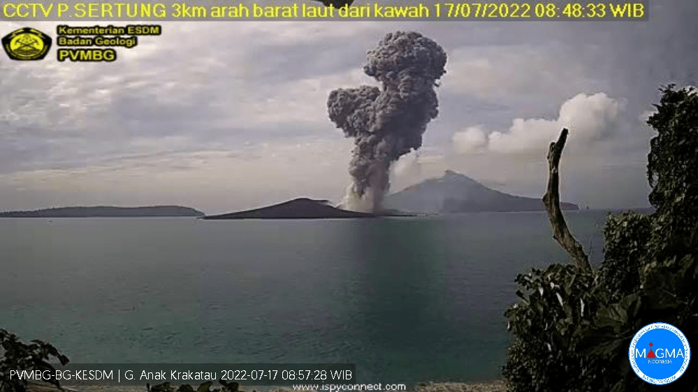 Gunung Anak Krakatau 6 Kali Mengalami Erupsi Hari Ini
