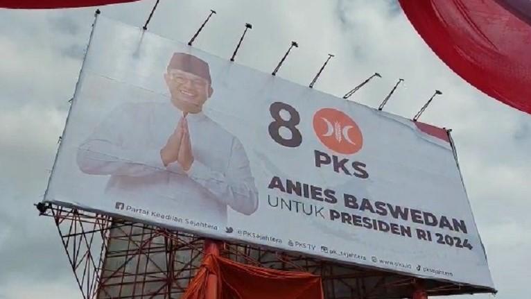 Baliho Besar Anies Baswedan 'Mejeng' di Jalan TB Simatupang