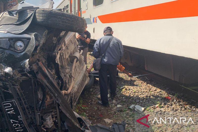 Mobil Avanza Tertabrak dan Terseret Kereta Api di Cianjur, Dua Penumpang Luka Berat