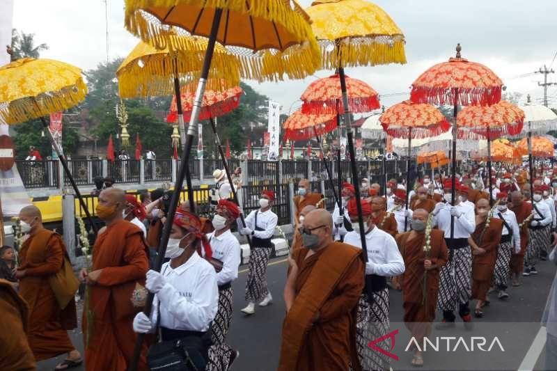 Ribuan Umat Buddha Ikut Arak-arakan dari Candi Mendut ke Candi Borobudur Iringi Api Dharma dan Air Berkah