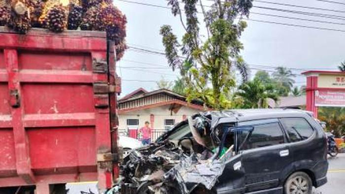 Truk Angkut Sawit sedang Berhenti Diseruduk Mobil di Pasaman Barat, 1 Orang Tewas