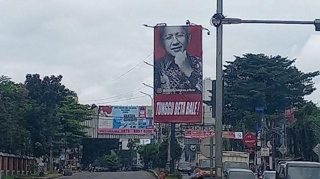 Baliho Anas Urbaningrum 'Mejeng' di Dekat Rumah SBY