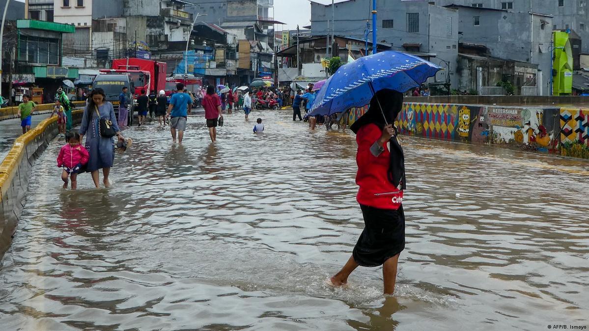Kaki Terendam Banjir? Ini Tipsnya Biar Bebas Kutu Air