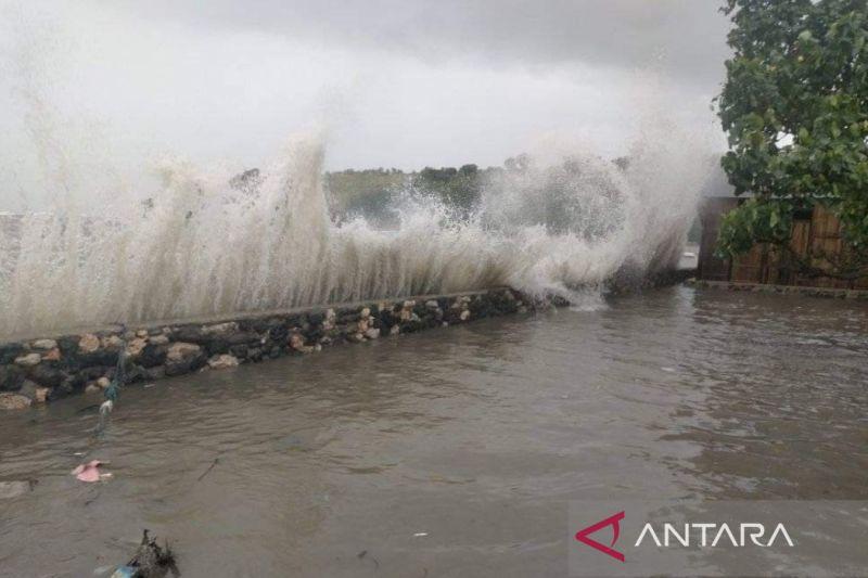 BMKG Imbau Masyarakat Waspada Fenomena Banjir Rob Masih Berpotensi Melanda Pesisir Flores dan Sumba