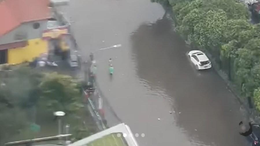 Waduh! Jalan TB Simatupang ke Pondok Indah Tergenang Banjir