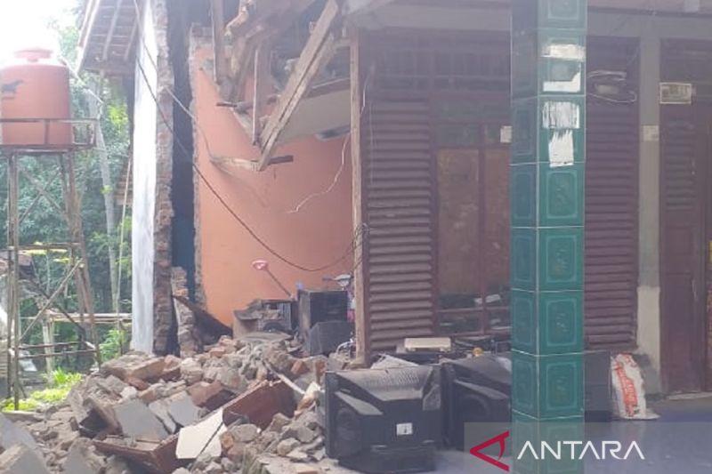Satu Rumah di Palabuhanratu Hancur akibat Bencana Pergerakan Tanah