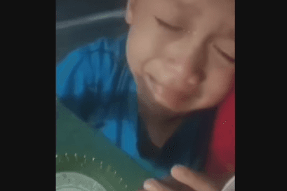 Nyesek! Bocah Nangis Sesenggukan Lihat Foto Ibunya di Buku Yasin
