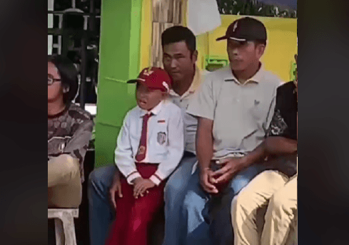 Viral! Bikin Nyesek, Bocah SD Dikeluarkan dari Barisan Gerak Jalan karena Seragamnya Lusuh