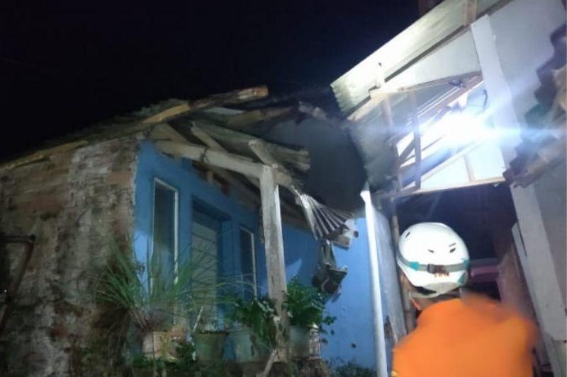 Puluhan Rumah Rusak akibat Angin Kencang Disertai Hujan Deras di Garut