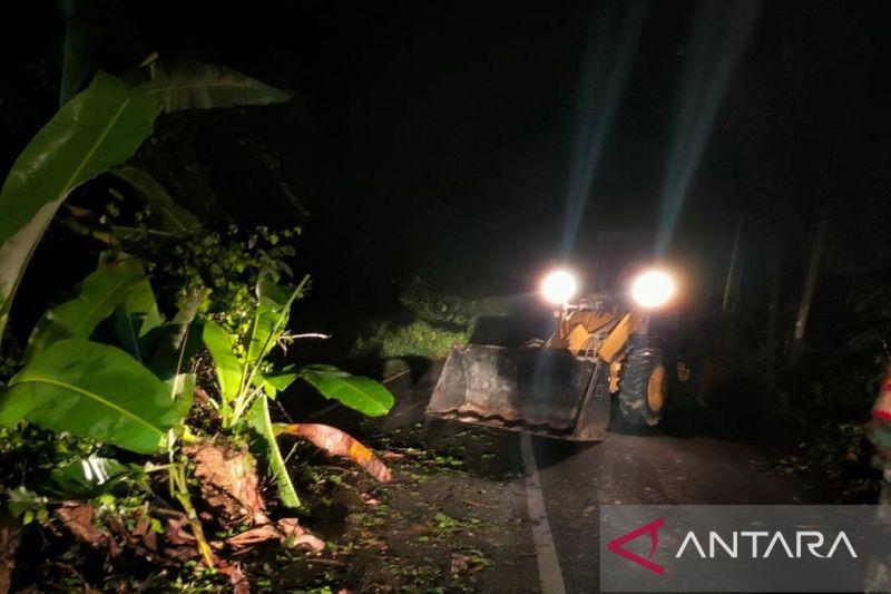 BPBD Pamekasan Evakuasi Material Tebing Longsor di Bukit Ponjuk