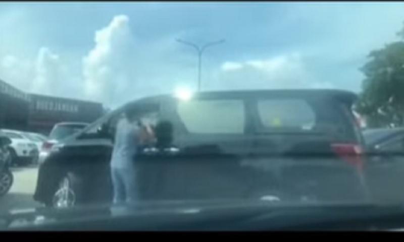 Keren! Seorang Ibu Nekat Kembalikan Sampah ke Mobil Mewah
