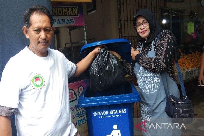 Menjawab Persoalan Lingkungan, Mengubah Sampah Menjadi Duit