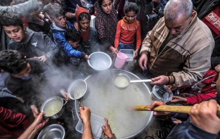 Kemiskinan Meningkat, Warga Palestina Antre Makanan Berbuka Puasa di Dapur Amal