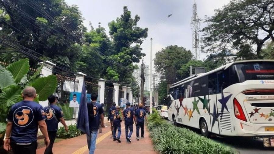 Bus Kader NasDem Memenuhi Kawasan GBK jelang Apel Siaga Perubahan
