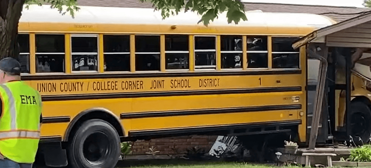 Bus Sekolah Bawa 32 Siswa Seruduk Rumah Warga Ohio