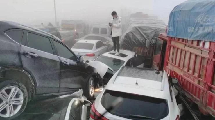 Ngeri! Gegara Tertutup Kabut, Ratusan Mobil Tabrakan Beruntun di Kota Zhengzhou China