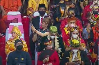 Pakai Baju Adat Jadi Ajang 'Selfie' untuk Peserta Upacara Kemerdekaan ke-77 RI