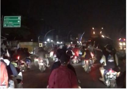 Viral! Gerombolan Bocah Kampung Acungkan Celurit hingga Stik Golf Konvoi Diduga di Bogor