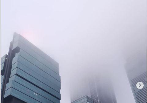 Langit Jakarta dan Sekitarnya Berselimut Kabut Pagi Ini