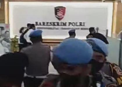 Jenderal Sambo 'Dikawal' Kombes dan AKP Polisi Baret Biru saat Sambangi Bareskrim Polri