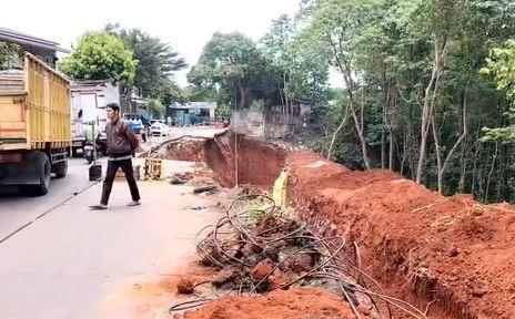 Jalan Raya Pangkala 1A Bekasi Ambles, Lalu Lintas Terganggu