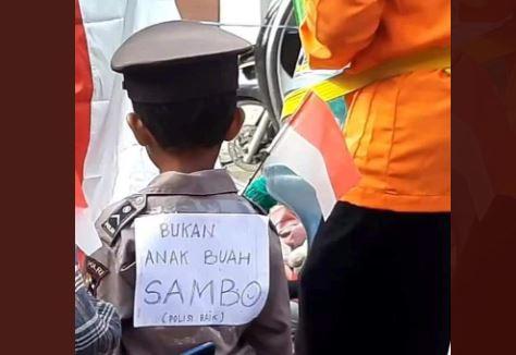 Viral! Bocah Ini Kenakan Seragam Polisi Bertuliskan 'Bukan Anak Buah Sambo'