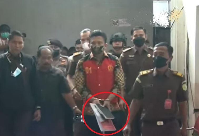 Ferdy Sambo Datang Sidang Perdana Bawa Buku Hitam Lagi, Apa Isinya?
