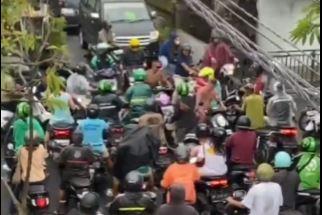 Viral Bule 'Telanjang Dada' Lawan Arah Terobos Kemacetan