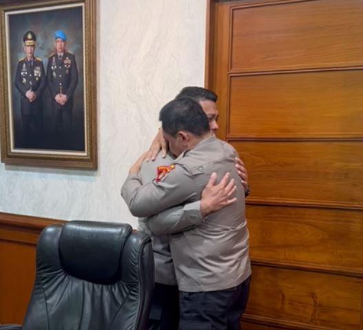 Penampakan Irjen Pol Ferdy Sambo, Nangis di Pelukan Kapolda Metro Jaya