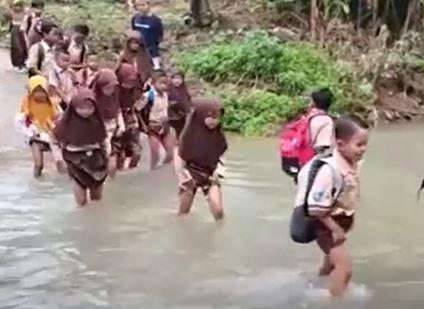 Perjuangan Siswa di Pandeglang, Rela Bertarung Nyawa Lintasi Sungai Akibat Jembatan Rusak Demi Sekolah