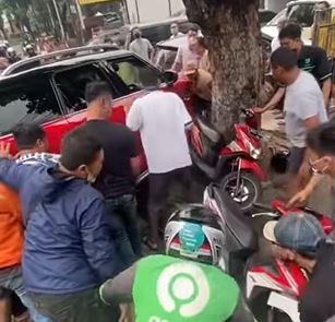 Begini Kronologi MINI Cooper Tabrak dan Gencet 2 Motor di Kebayoran Baru