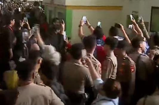 Diduga Polisi Ribut di Tengah Kerumunan Usai Richard Eliezer Divonis 1,5 Tahun Penjara