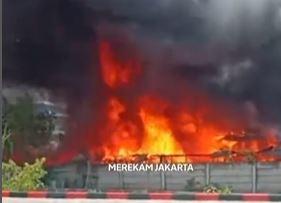 Kebakaran Hebat di Belakang RS Permata Hijau, 20 Unit Damkar Dikerahkan