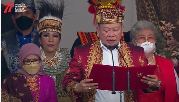 AA La Nyalla Bacakan Naskah Proklamasi saat Upacara Kemerdekaan ke-77 RI