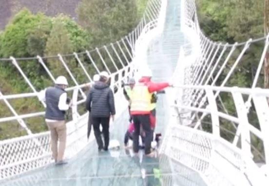 Khofifah Terpeleset saat Jajal Jembatan Kaca 'Primadona' Wisata Bromo