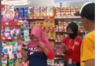Lagi! Emak-emak Viral Diduga Kepergok Mencuri di Alfamart