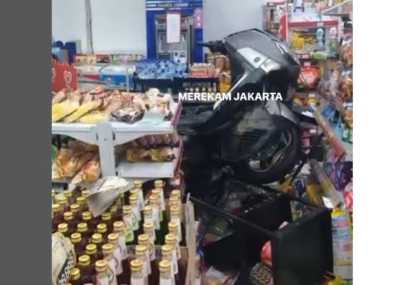 Diduga Ngantuk, Pemotor Yamaha N-Max 'Hantam' Minimarket di Kemang Jaksel